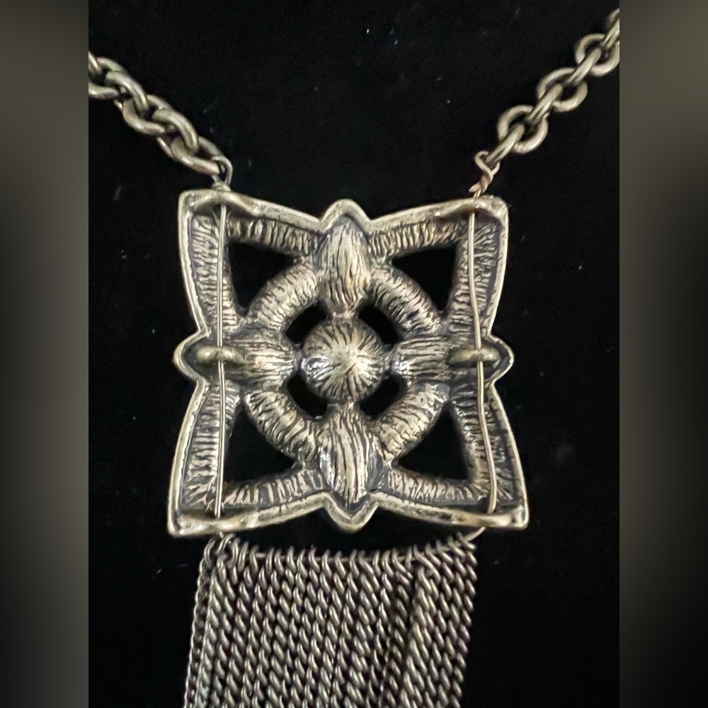 Chic Gold Art Deco Necklace with Floral Pendant and Tassels - Picture 5 of 9